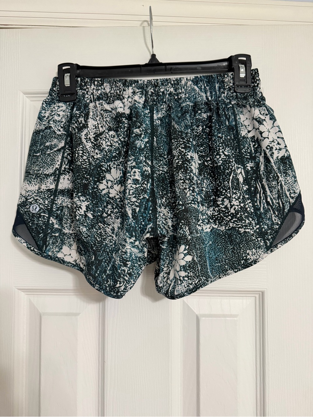 Lululemon hotty hot shorts II 4“women’s size 6 Running Shorts - green activewear - Picture 9 of 11